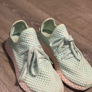 Adidas deerupt shoes! Sz 5 us big kids